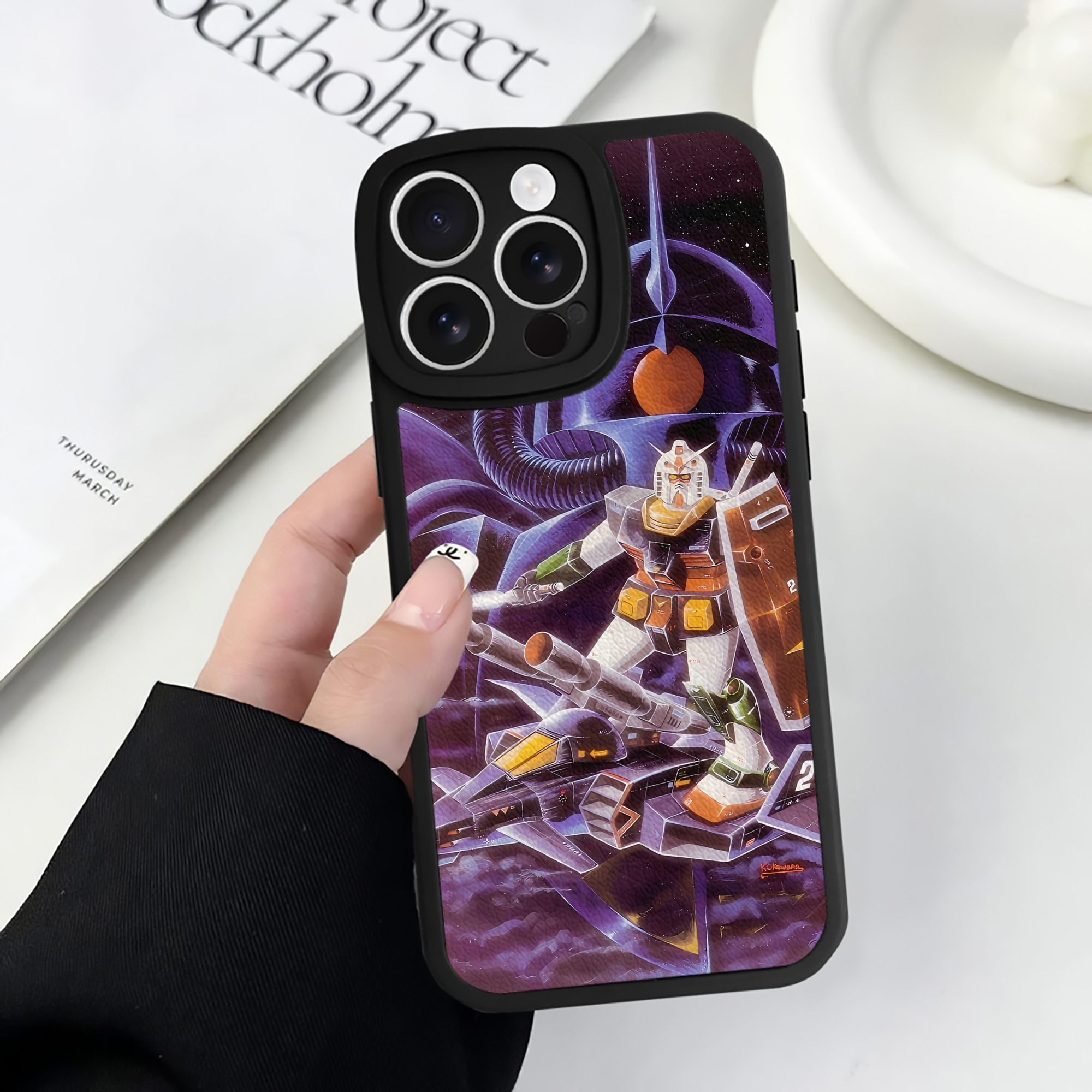 （画像用） 機動戦士ガンダム Mobile Suit Gundam 【iPhone 16シリーズ対応】シリコンスマホケース（レザー調） 材質：シリコン